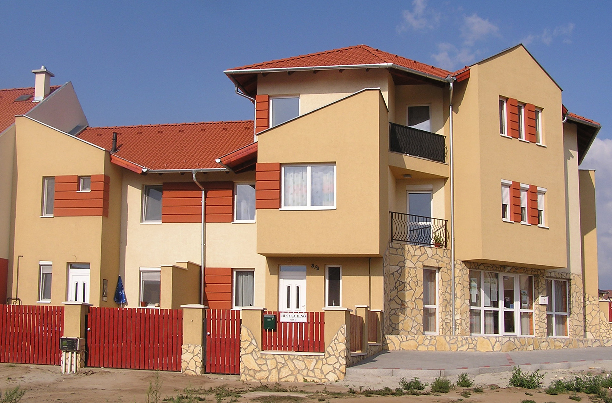 Hatlakásos társasház, Dunakeszi (2008)